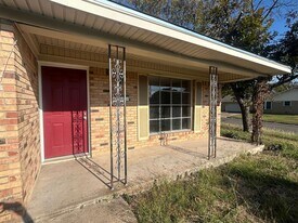 901 N 66th St in Waco, TX - Building Photo