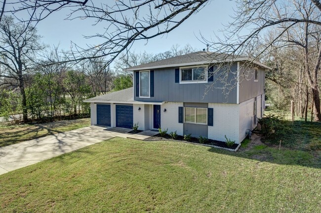 AUGUST 2026 MOVE IN! Beautiful 5 Bed Recently Renovated! in College Station, TX - Building Photo - Building Photo