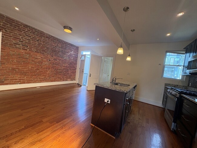 719 Otis Pl NW, Unit Upstairs in Washington, DC - Foto de edificio - Building Photo