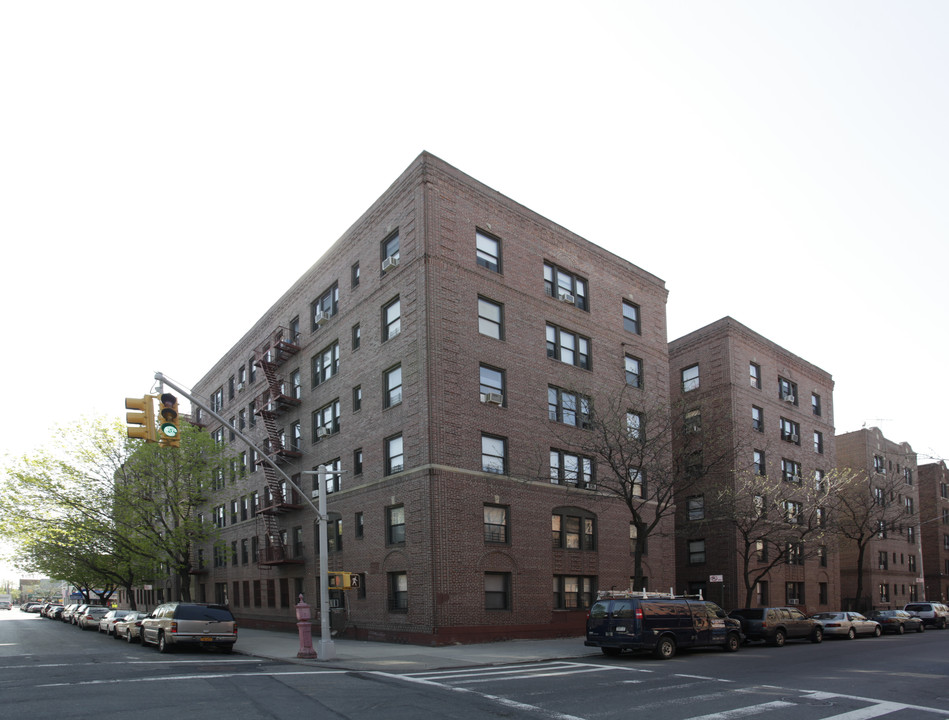 35-05 94th St in Jackson Heights, NY - Building Photo