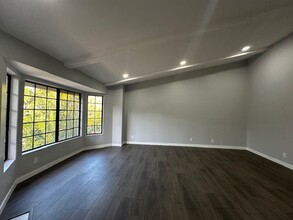 5930 Tampa Ave in Tarzana, CA - Foto de edificio - Building Photo