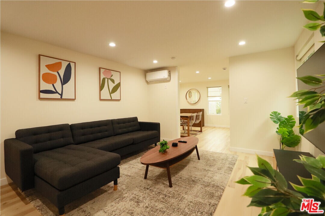 9042 Phyllis Ave in West Hollywood, CA - Building Photo