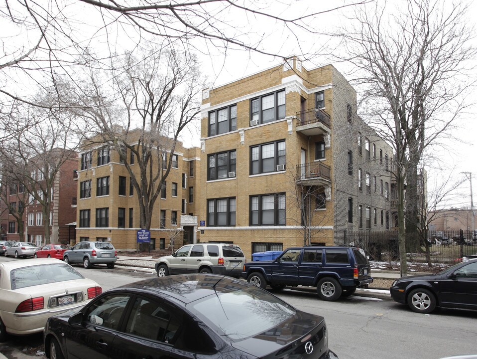 719 W Barry Ave in Chicago, IL - Building Photo