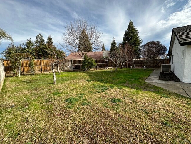 5444 W Sunnyside Ct in Visalia, CA - Building Photo - Building Photo