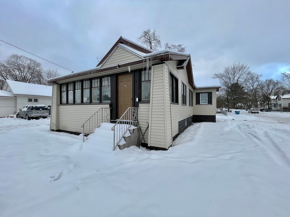 363 E Holbrook Ave in Muskegon, MI - Building Photo