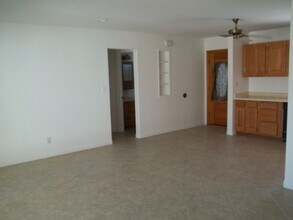 2176 Farwell St, Unit Studio in Simi Valley, CA - Foto de edificio - Building Photo