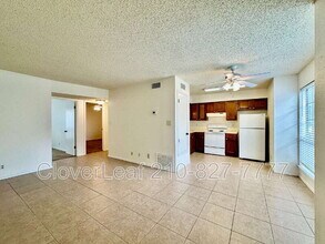 10563 Starcrest Dr in San Antonio, TX - Building Photo - Building Photo