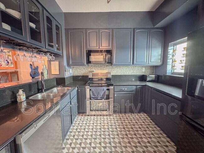 7300 Lakeshore Dr in New Orleans, LA - Building Photo - Building Photo