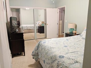 17 Hillside Ave in Blue Point, NY - Foto de edificio - Building Photo