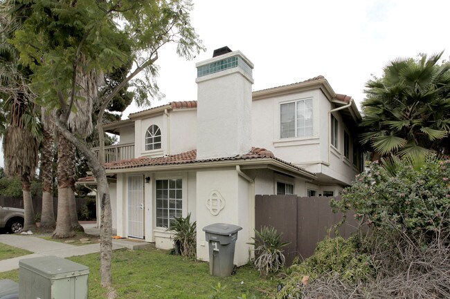 1025 N Escondido Blvd in Escondido, CA - Foto de edificio - Building Photo