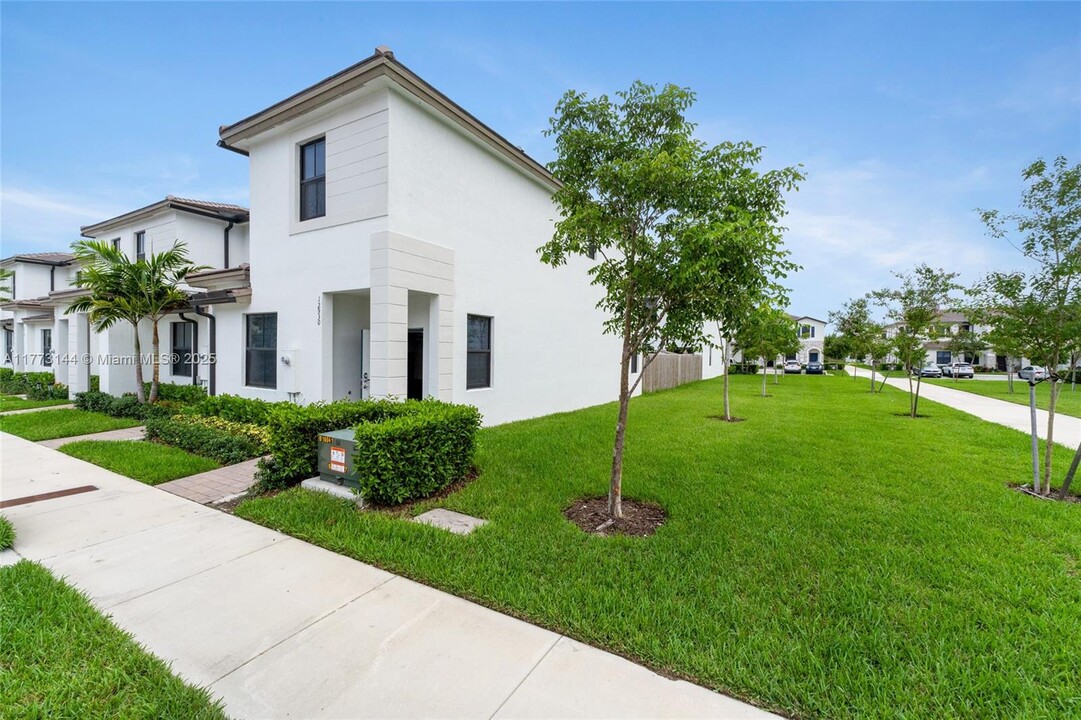 12930 SW 232nd Ln in Princeton, FL - Foto de edificio