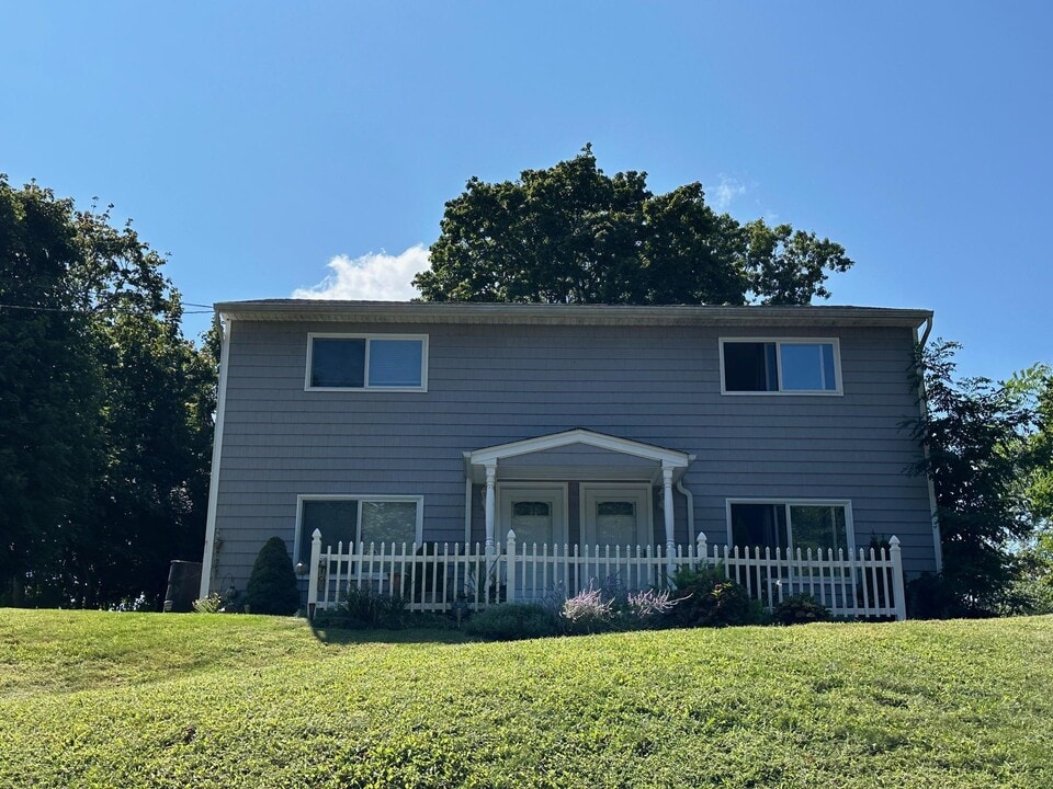40 A Melrose Ave in East Northport, NY - Building Photo