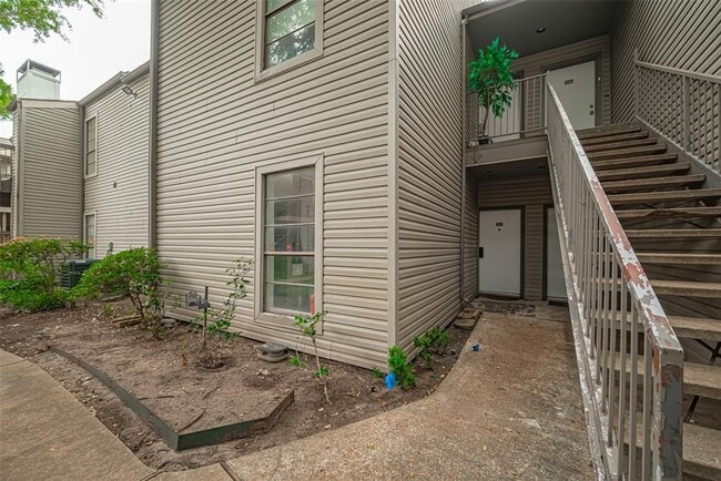 9707 Richmond Ave. in Houston, TX - Foto de edificio - Building Photo