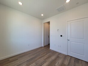 722 Rosazzo Ln in Manteca, CA - Foto de edificio - Building Photo