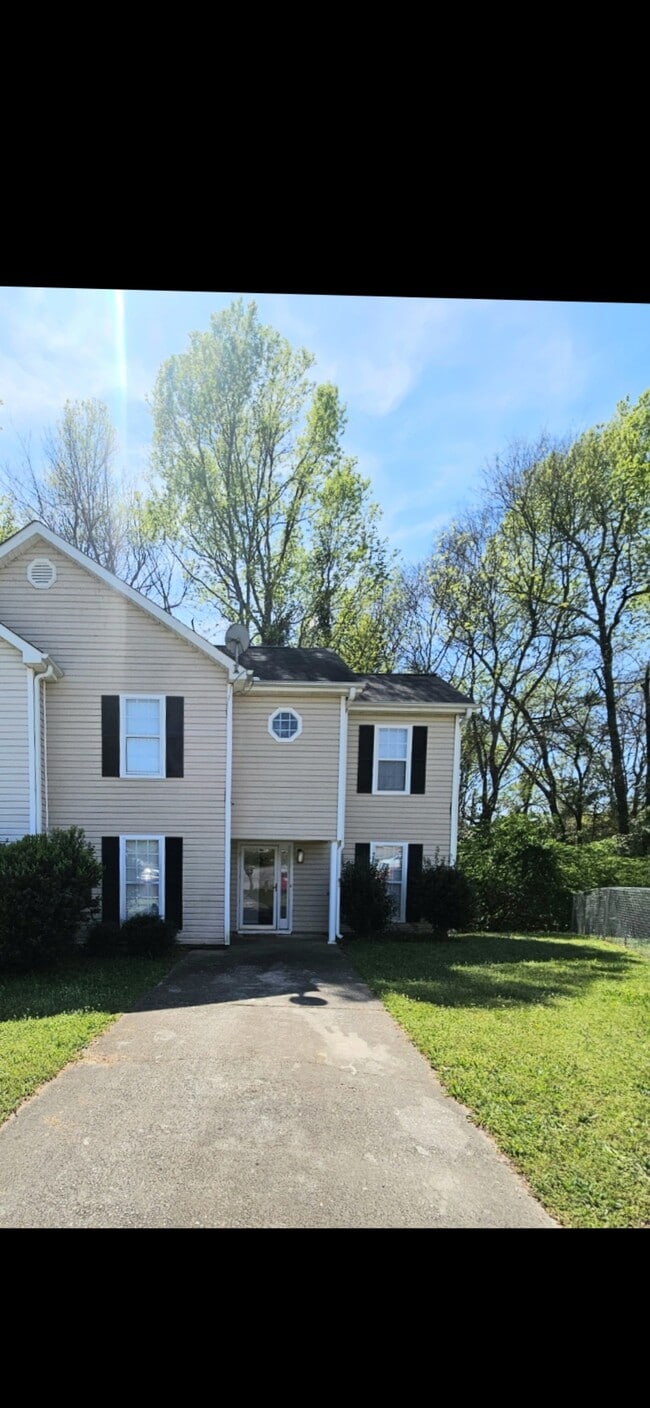 property at 112 W Oak Manor Ct