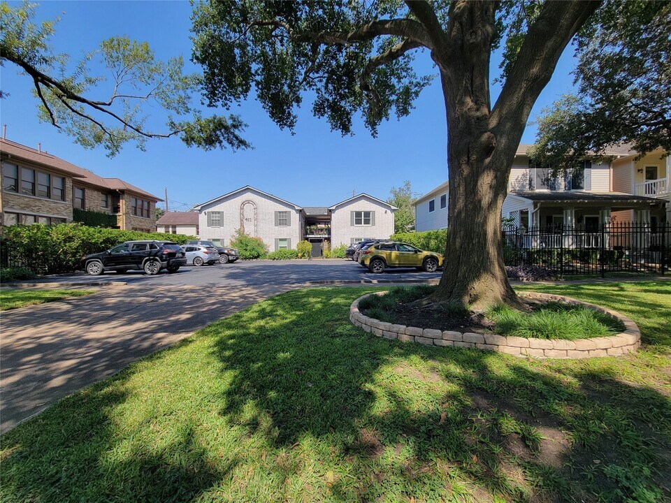 411 Westmoreland St in Houston, TX - Building Photo