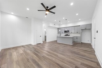 6528 Tuskegee St in Houston, TX - Foto de edificio - Building Photo