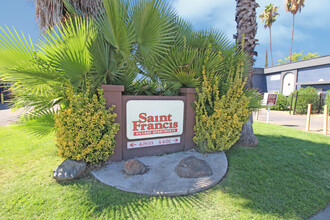 St. Francis Village Apartments in Stockton, CA - Foto de edificio - Building Photo