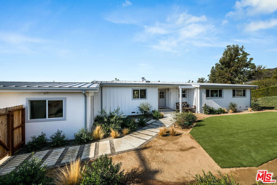 5761 Calpine Dr in Malibu, CA - Building Photo