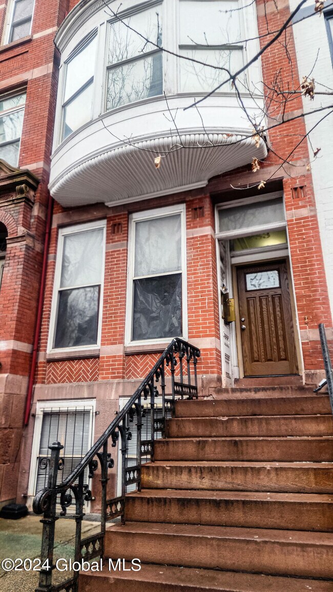 253 State St, Unit Garden Apt in Albany, NY - Building Photo - Building Photo