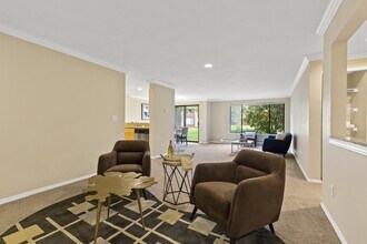 Yarrowood Highlands in Bellevue, WA - Building Photo - Building Photo