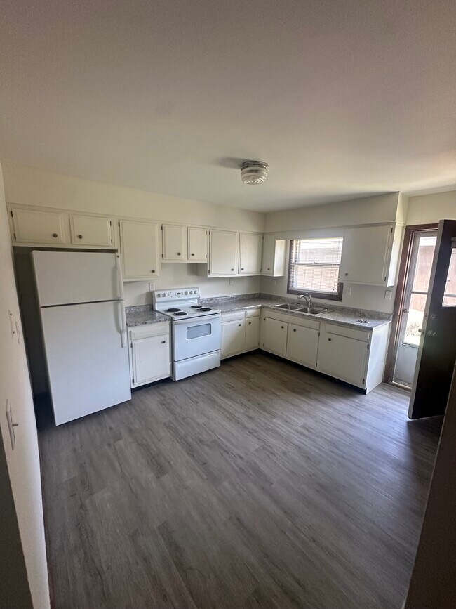 611 Denver St, Unit A in Lincoln, IL - Foto de edificio - Building Photo
