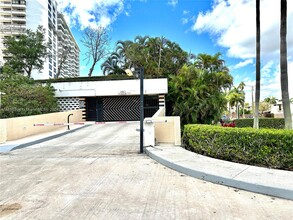 2500 Parkview Dr in Hallandale Beach, FL - Building Photo - Building Photo