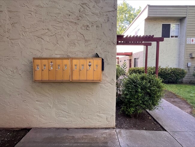 747 W 4th Ave in Chico, CA - Foto de edificio - Building Photo