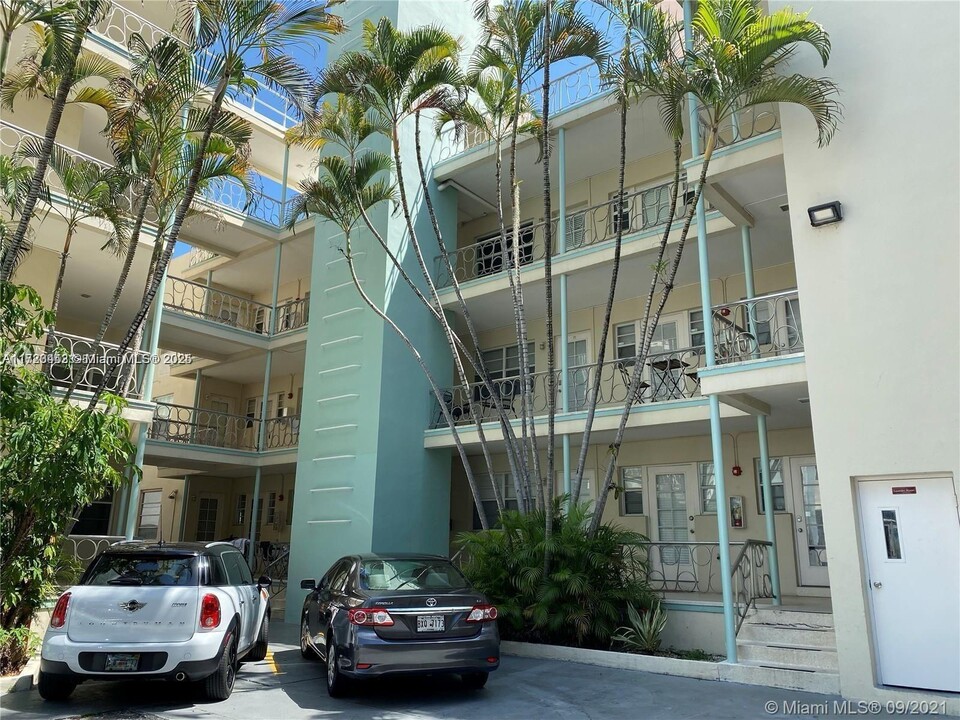 1755 Washington Ave in Miami Beach, FL - Building Photo