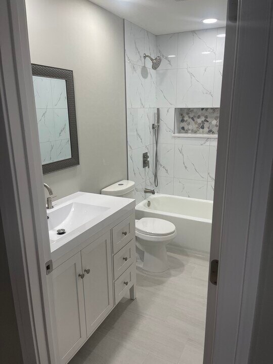 942 Mesa Dr in Lake In The Hills, IL - Building Photo
