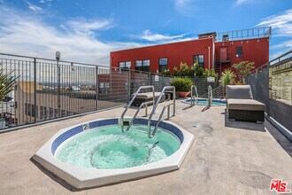 746 S Los Angeles St in Los Angeles, CA - Foto de edificio - Building Photo