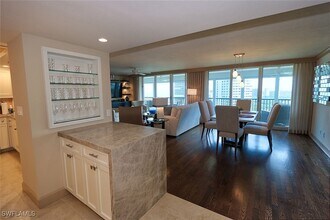 4651 Gulf Shore Blvd N in Naples, FL - Foto de edificio - Building Photo