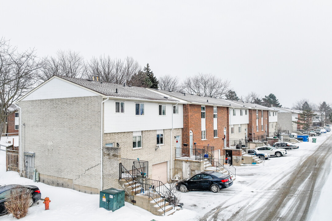 Stoneglen in Guelph, ON - Building Photo