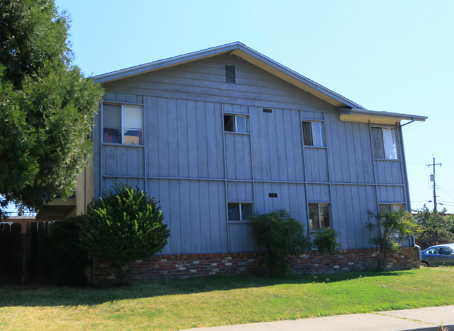 245 W Benjamin Holt in Stockton, CA - Foto de edificio - Building Photo