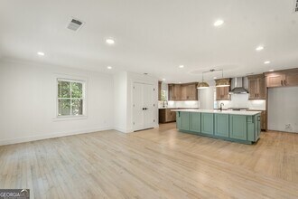 970 Pinedale Dr in Smyrna, GA - Building Photo - Building Photo