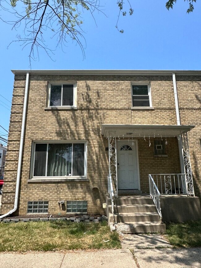 property at 2346 W Jarvis Ave
