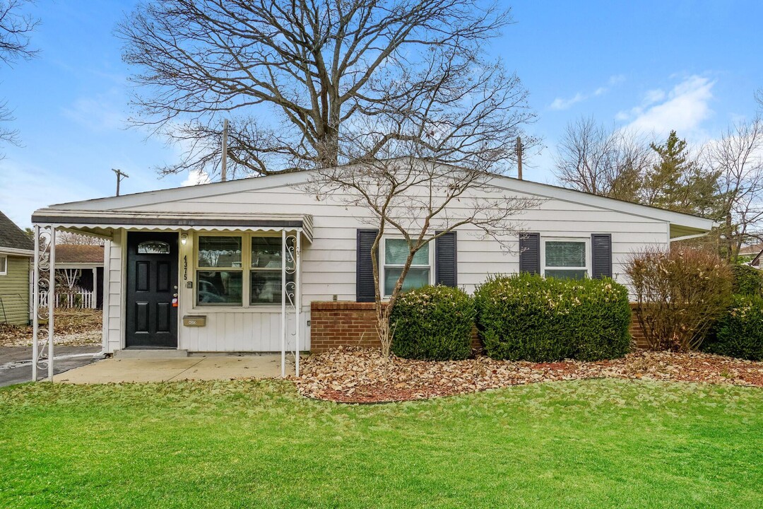 4375 Ashgrove Dr in Grove City, OH - Building Photo