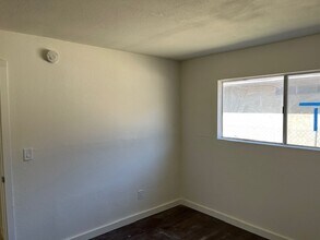 33072 Esther St-Unit -Unit B in Lake Elsinore, CA - Foto de edificio - Building Photo