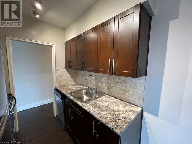 326 Hunter St E in Hamilton, ON - Building Photo - Building Photo