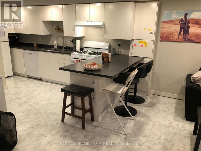 1180 Southwood Dr in Ottawa, ON - Building Photo - Building Photo