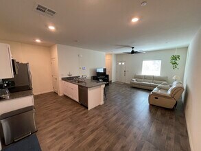 12748 Feathersong in Henderson, NV - Foto de edificio - Building Photo