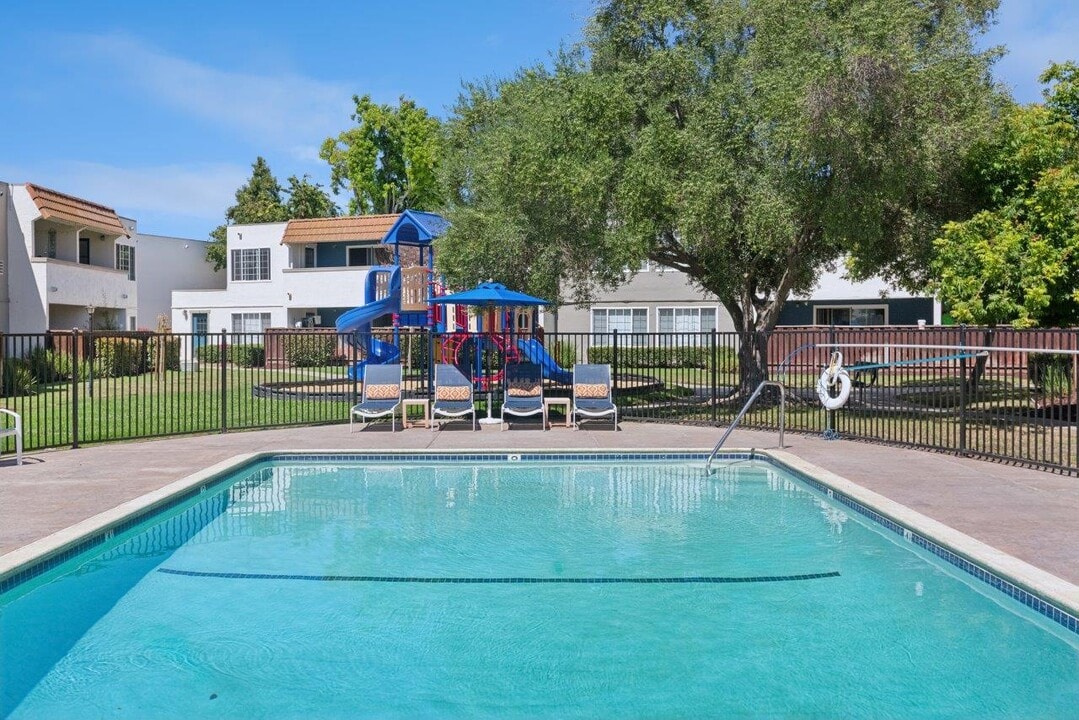 Casa Serena in Fremont, CA - Foto de edificio