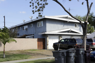 2225 W Anahurst St in Santa Ana, CA - Foto de edificio - Building Photo