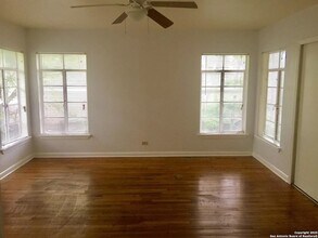 2055 W Summit Ave., Unit 3 in San Antonio, TX - Building Photo - Building Photo