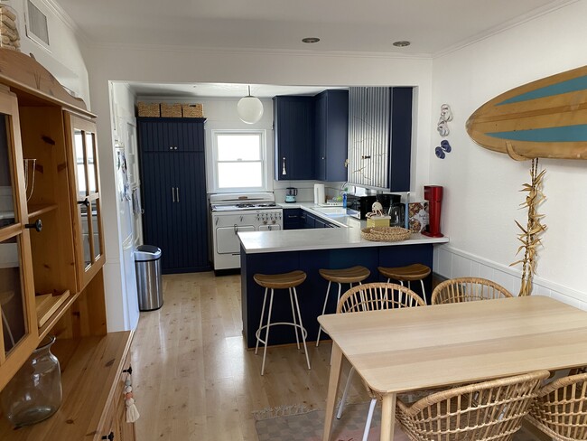 320 Anade Ave in Newport Beach, CA - Foto de edificio - Building Photo