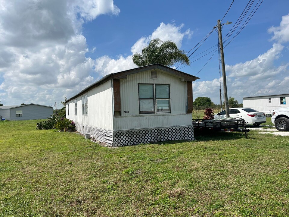 7229 Halima Rd in Dover, FL - Building Photo