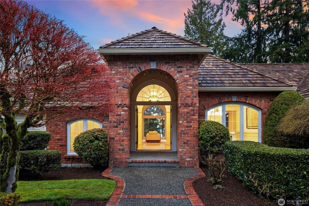 9416 NE 25th St in Clyde Hill, WA - Building Photo