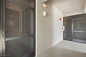 9826 Giaveno Cir in Naples, FL - Foto de edificio - Building Photo