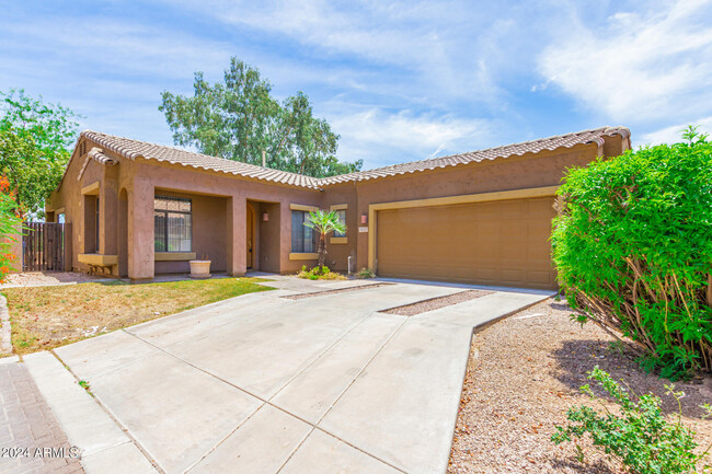 7017 S Golfside Ln in Phoenix, AZ - Foto de edificio - Building Photo