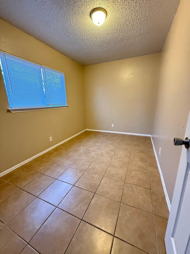 8437 Dixon Ridge Dr in San Antonio, TX - Foto de edificio - Building Photo